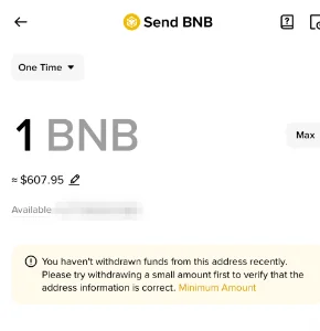 Binance 官方提領 FAQ 中的 App 提領畫面截圖(英文介面,示範幣種為 BNB、金額 1 BNB),黃色提示框寫著最近未曾提領至此地址,建議先提領少量以確認地址資訊正確,並附 Minimum Amount 連結;可用餘額已由官方模糊處理
